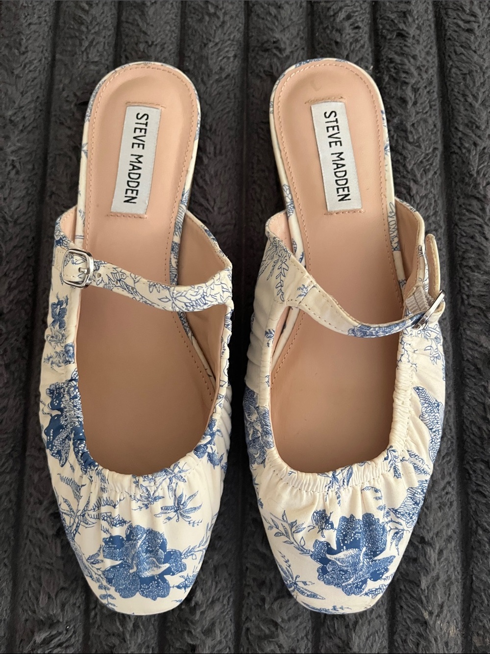 Steve Madden Women's Cream and Blue Floral Mary Jane Flats 🥿
